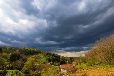 Hırvatistan 'ın kırsal kesimindeki tepelerde fırtına bulutları