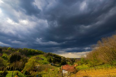 Hırvatistan 'ın kırsal kesimindeki tepelerde fırtına bulutları
