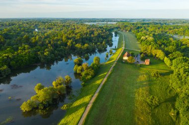 Avcı kulübesi Zlatna Greda 'nın hava manzarası ve Tuna Nehri' ndeki hendek ve taşkın ovası Hırvatistan