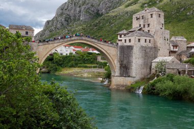 Mostar, Bosna ve Hercegovina 'daki Neretva Nehri üzerindeki eski köprü.