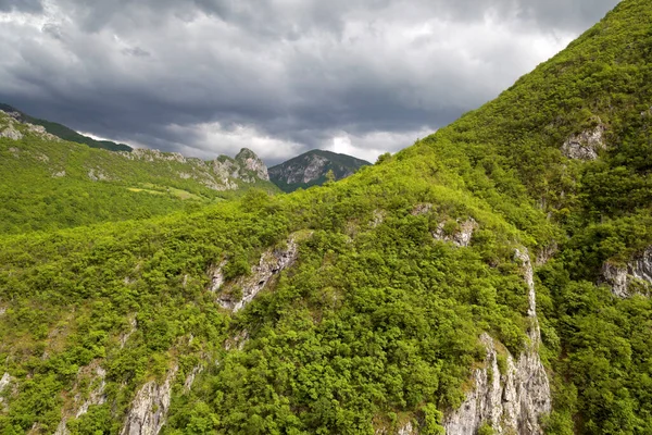 Góry Ciężkich Chmurach Bośni Hercegowinie — Zdjęcie stockowe