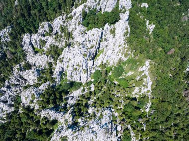 Hırvatistan 'daki Bijele stijene dağlarındaki kireçtaşı kayalarının hava manzarası