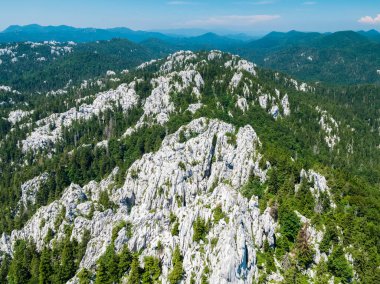 Hırvatistan 'daki Bijele stijene dağlarındaki kireçtaşı kayalarının hava manzarası