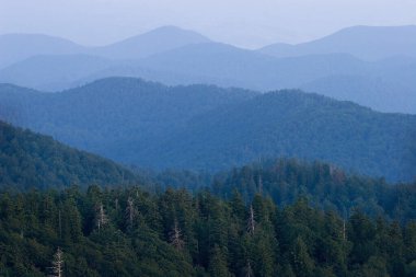 Hırvatistan 'daki Bijele stijene dağlarında alacakaranlık