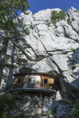 Hırvatistan 'daki Samarske stijene dağlarında kulübe inşa et