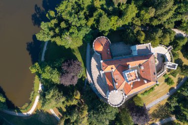 Göl ve orman tepeleriyle çevrili Trakoscan şatosunun hava manzarası, Hırvatistan kırsalında