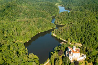 Göl ve orman tepeleriyle çevrili Trakoscan şatosunun hava manzarası, Hırvatistan kırsalında