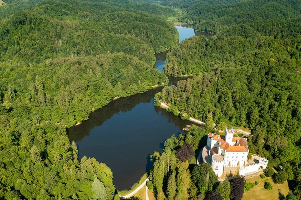 Vista Aérea Castelo Trakoscan Cercado Pelo Lago Colinas Arborizadas Croácia — Fotografia de Stock