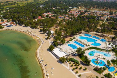 Hırvatistan 'ın Zaton Resort kentinde yüzme havuzlu sahilin havadan manzarası