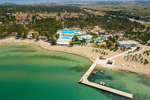 Vista Aérea Praia Com Uma Piscina Zaton Resort Croácia — Fotografia de Stock