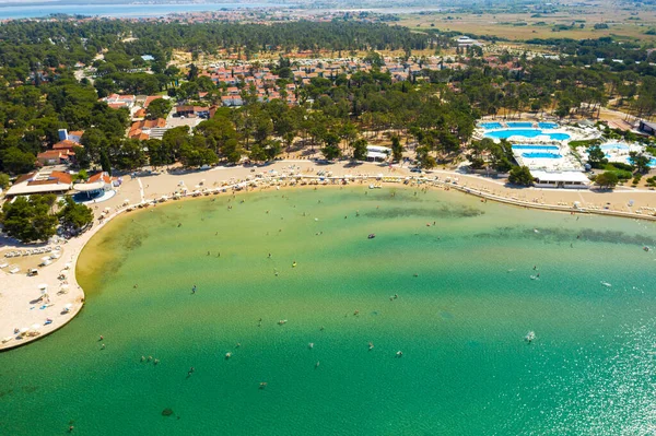 Hırvatistan 'ın Zaton Resort kentinde yüzme havuzlu sahilin havadan manzarası