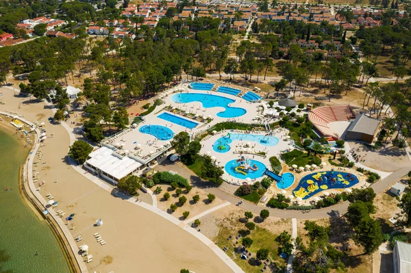 Vista Aérea Praia Com Uma Piscina Zaton Resort Croácia — Fotografia de Stock