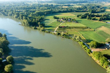 Hırvatistan 'daki doğal Drava Nehri' nin havadan çekilmiş fotoğrafı, ormanla çevrili.