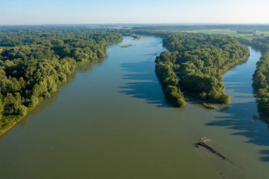 Hırvatistan 'daki doğal Drava Nehri' nin havadan çekilmiş fotoğrafı, ormanla çevrili.