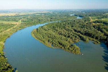 Hırvatistan 'daki doğal Drava Nehri' nin havadan çekilmiş fotoğrafı, ormanla çevrili.