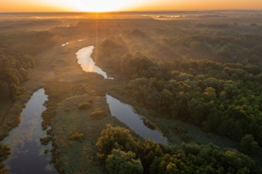 Drava Nehri 'ndeki öküz kuşağındaki güneşin doğuşunu gösteren hava manzarası.