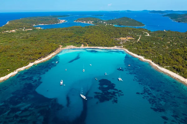 Hırvatistan 'ın Dugi otok kentindeki Sakarun plajının hava manzarası