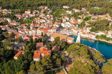Hırvatistan 'ın Adriyatik Denizi, Losinj Adası' ndaki Veli Losinj kasabasının hava manzarası