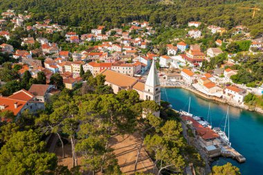 Hırvatistan 'ın Adriyatik Denizi, Losinj Adası' ndaki Veli Losinj kasabasının hava manzarası