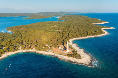 Hırvatistan 'daki Adriyatik Denizi, Dugi Otok adasındaki deniz feneri Veli Rat' in hava manzarası