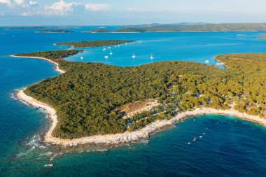 Hırvatistan 'daki Dugi Otok adası, Adriyatik Denizi kıyılarının havadan görünüşü