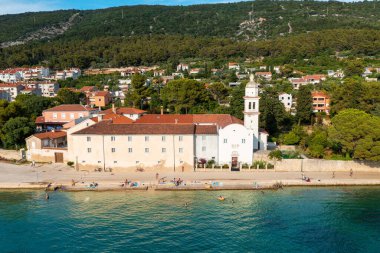 Cres 'te bir sahil, Cres Adası' nda bir kasaba, Hırvatistan 'da Adriyatik Denizi