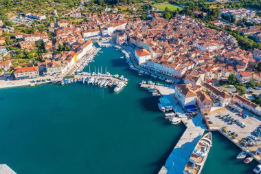 Hırvatistan 'da Adriyatik Denizi, Cres Adası' nda bir kasaba olan Cres 'in hava manzarası