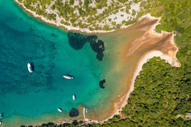 Cres Adası, Adriyatik Denizi ve Hırvatistan 'daki tekneli bir körfezin havadan görüntüsü