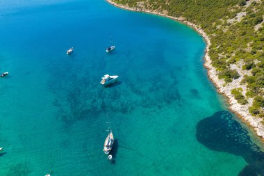 Cres Adası, Adriyatik Denizi ve Hırvatistan 'daki tekneli bir körfezin havadan görüntüsü