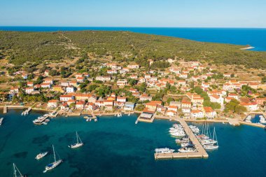 Hırvatistan 'daki İlovik kenti ve Adriyatik Denizi' nin hava manzarası