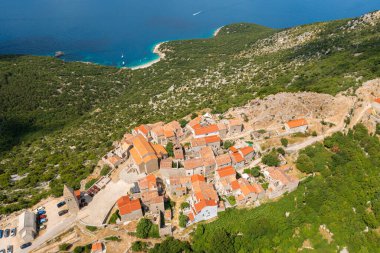 Hırvatistan 'da Adriyatik Denizi, Cres Adası' ndaki bir tepe kasabası olan Lubenice 'in hava manzarası