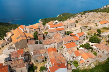 Hırvatistan 'da Adriyatik Denizi, Cres Adası' ndaki bir tepe kasabası olan Lubenice 'in hava manzarası