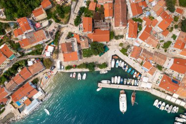 Hırvatistan 'da Adriyatik Denizi, Cres Adası' nda bir kasaba olan Valun 'un hava manzarası