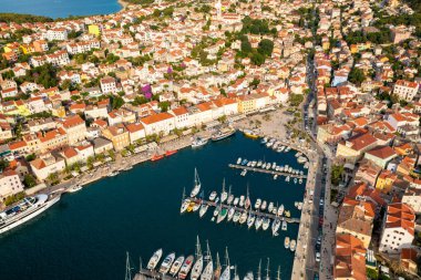 Hırvatistan 'ın Adriyatik Denizi' ndeki Losinj adasındaki Mali Losinj kasabasının hava manzarası