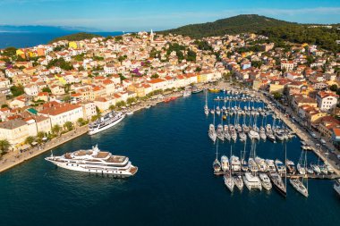 Hırvatistan 'ın Adriyatik Denizi' ndeki Losinj adasındaki Mali Losinj kasabasının hava manzarası