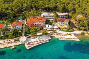 Hırvatistan 'ın Adriyatik Denizi, Losinj adasındaki Mali Losinj kasabası yakınlarındaki sahil manzarası