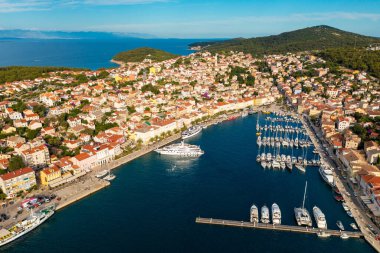 Hırvatistan 'ın Adriyatik Denizi' ndeki Losinj adasındaki Mali Losinj kasabasının hava manzarası