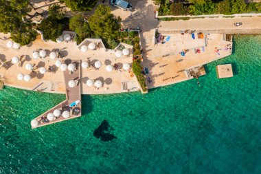 Hırvatistan 'ın Adriyatik Denizi, Losinj adasındaki Mali Losinj kasabası yakınlarındaki sahil manzarası