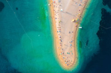 Hırvatistan 'ın Bra adasındaki Zlatni fare plajının hava sahnesi