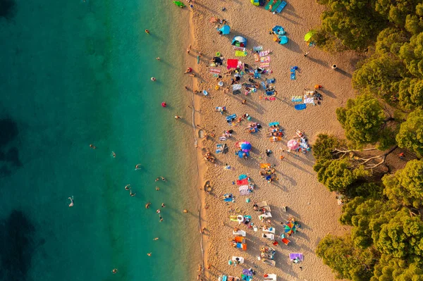 克罗地亚布拉岛上Zlatni Rat海滩的空中场景 — 图库照片