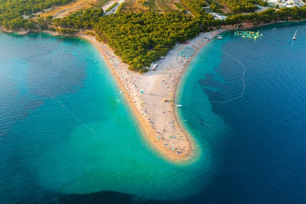 Hırvatistan 'ın Bra adasındaki Zlatni fare plajının hava sahnesi