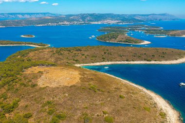 Hırvatistan 'ın Adriyatik Denizi' ndeki Hvar kentindeki Palinski otoci adalarının hava manzarası