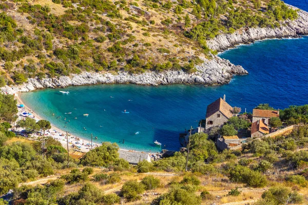 Hvar Adası 'ndaki Dubovica plajı ve körfezi, Adriyatik Denizi, Hırvatistan