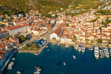 Hırvatistan 'ın Hvar adasındaki Hvar kentinin hava manzarası