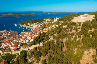Hırvatistan 'ın Hvar adasındaki Hvar kentinin hava manzarası