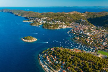 Hırvatistan 'ın Hvar adasındaki Hvar kentinin hava manzarası