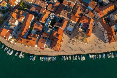 Hırvatistan 'ın Hvar adasındaki Stari Grad kasabasının hava manzarası