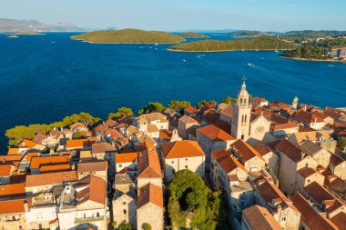 Adriyatik Denizi, Hırvatistan 'ın Korcula adasındaki Korcula kasabasının hava manzarası