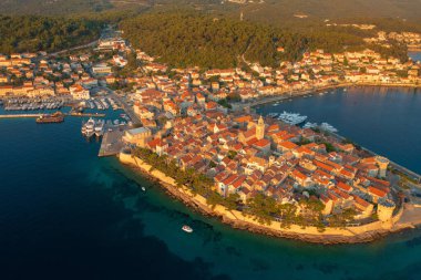 Adriyatik Denizi, Hırvatistan 'ın Korcula adasındaki Korcula kasabasının hava manzarası