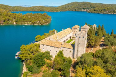 Hırvatistan 'ın Benedikt manastırı ile Mljet Adası' ndaki deniz tuz göllerinin hava manzarası